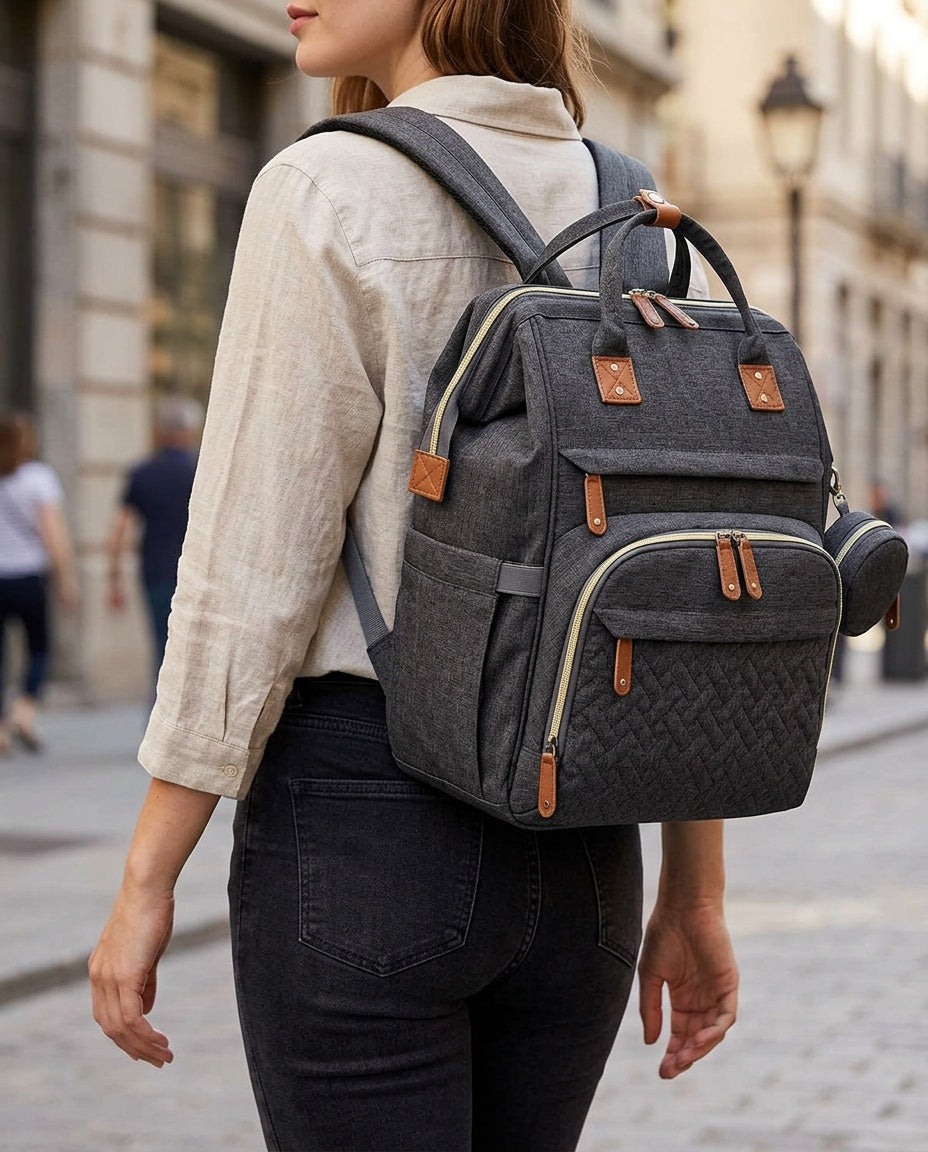 Mochila Pañalera de Gran Capacidad - con modelo - color Gris oscuro