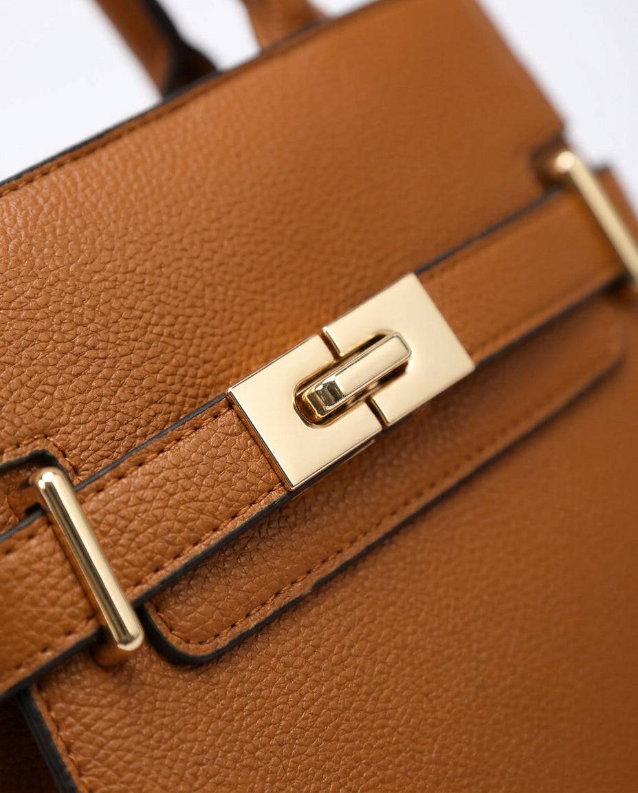 Bolsa de Mano Clásica con Broche - detalle - color Café
