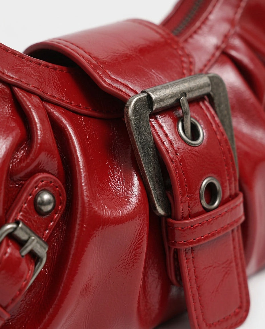 Bolsa de Hombro con Hebilla Retro - detalle - color Rojo