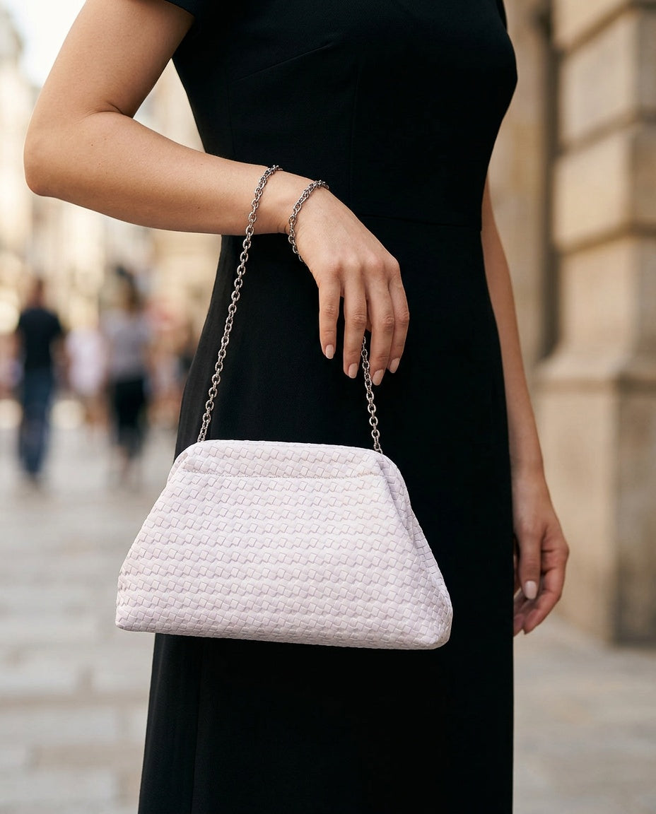 Bolsa Clutch Tejida Vintage - con modelo - color Blanco