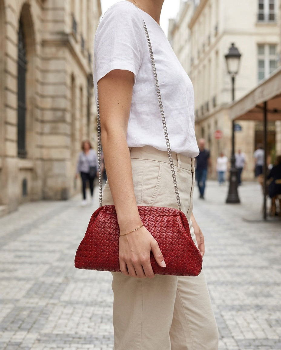 Bolsa Clutch Tejida Vintage - con modelo - color Vino