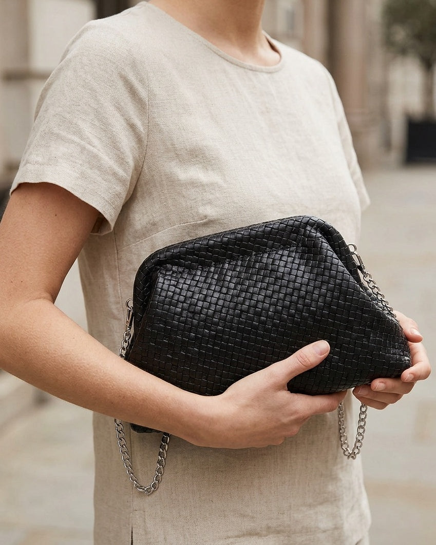 Bolsa Clutch Tejida Vintage - con modelo - color Negro