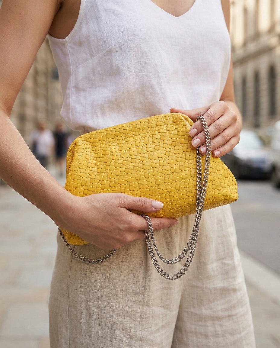 Bolsa Clutch Tejida Vintage - con modelo - color Amarillo limón