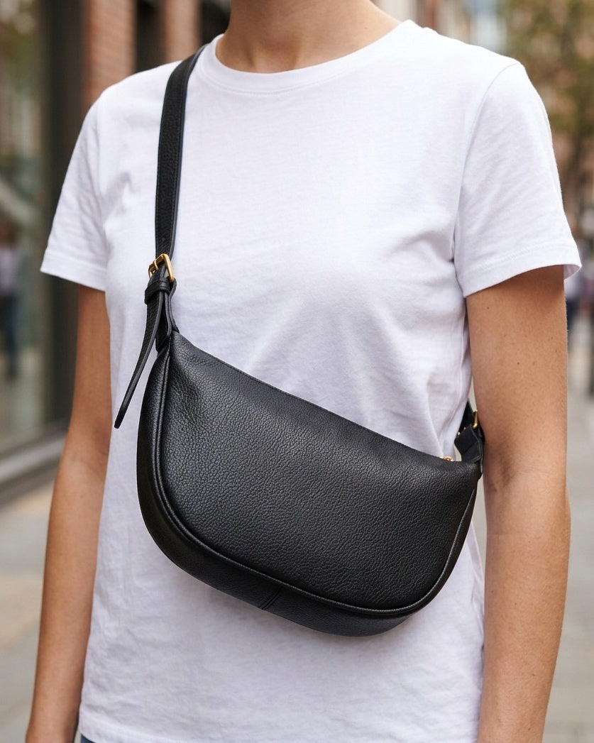 Bolsa de Hombro Media Luna - con modelo - color Negro