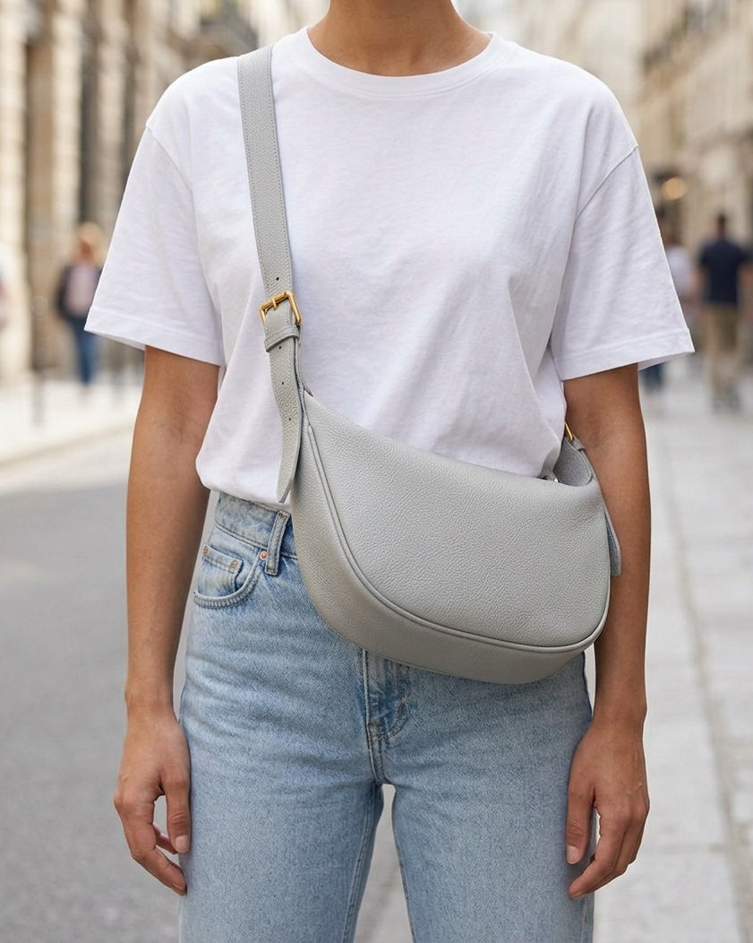 Bolsa de Hombro Media Luna - con modelo - color Gris